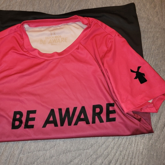 Dutch bros small black Pink T 💗🖤 - Picture 2 of 2